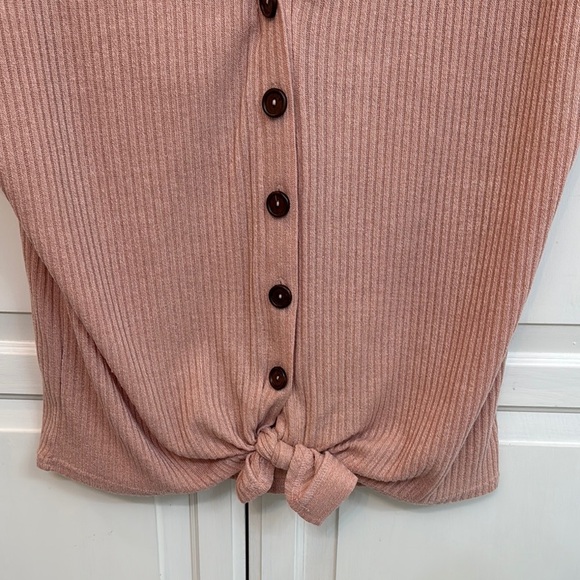Listicle Women's Pink Button-Down Top. Size M. Great condition. - Picture 3 of 5